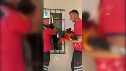 Kafası demir korkuluklara sıkışan çocuk kurtarıldı