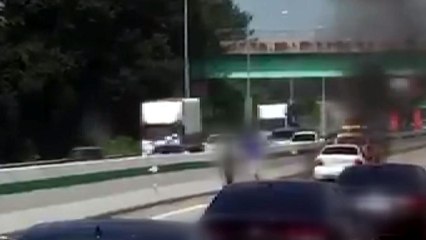 서해안고속도로서 차량 추돌사고 뒤 불...1대 전소 / YTN