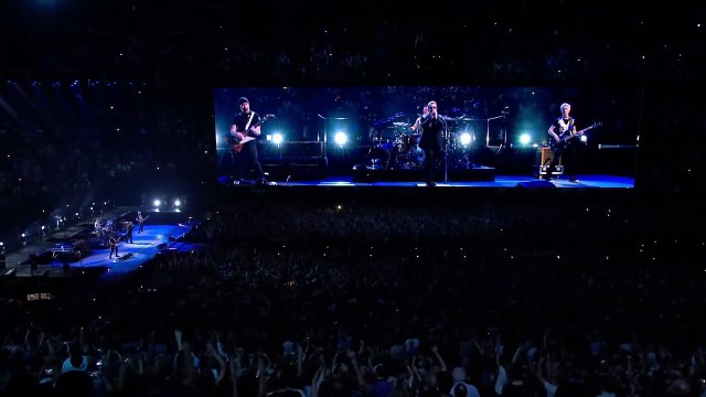 U2 chante Beautiful Day à Bercy