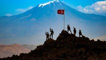 Mehmetçik zirveye Türk bayrağını dikti! Teröristlerden temizlenen Tendürek'ten nefes kesen kareler