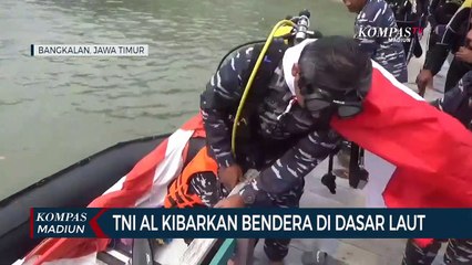 TNI AL Kibarkan Bendera Di Dasar Laut