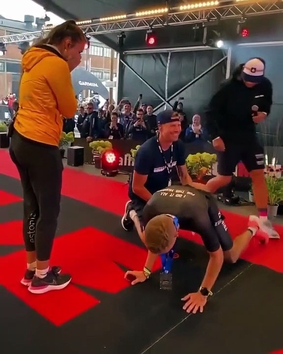 Un athlète fait sa demande en mariage après une course mais son corps veut l'empêcher de faire une connerie
