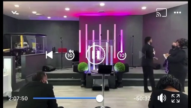 Papaz, istediği kol saatini almayan cemaati azarladı: 'Paranız nasıl yetmez?'