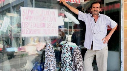 Samsunlu esnaf bunu hiç beklemiyordu! Dükkanının camına astığı yazı sonrası işleri açıldı