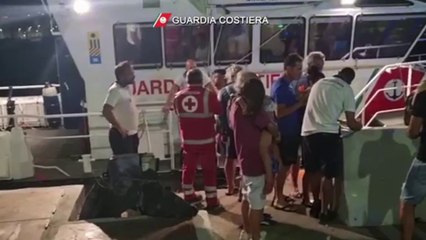 Télécharger la video: Incendio a Pantelleria, turisti evacuati dalla Guardia Costiera