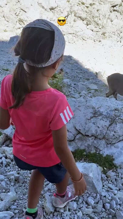 Manon, la fille de Martin Fourcade, avec des bouquetins