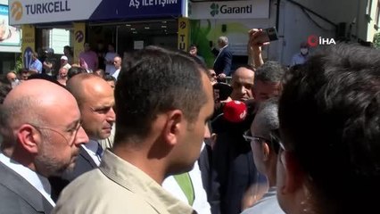 Meral Akşener vatandaşa bağırdı, korumalar zor kullanarak uzaklaştırdı