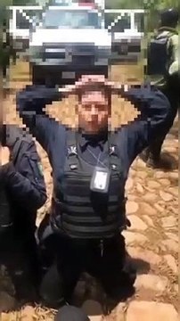 Presuntos miembros del crimen organizado someten e interrogan a policías en Jalisco