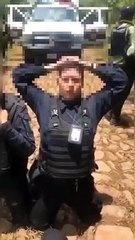 Presuntos miembros del crimen organizado someten e interrogan a policías en Jalisco