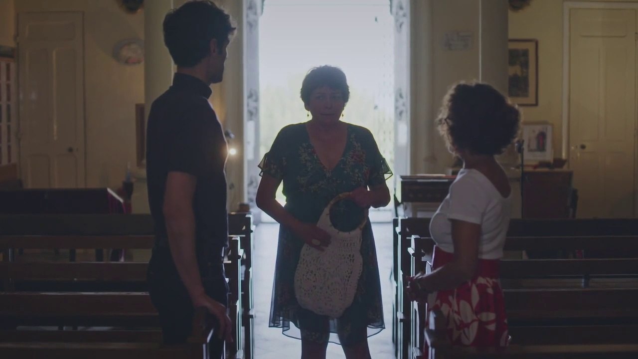 Plus belle la vie : [Indiscrétion] – Yolande surprend Mirta et le Père Luc