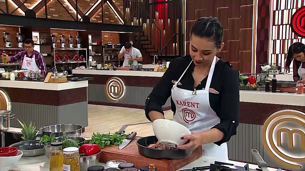 VIDEO: Karent decidió aplicar el consejo que le dieron los chefs Marcos y Marko para preparar su corte "Pork Belly".