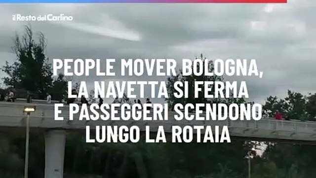 People mover Bologna, la navetta si ferma e passeggeri scendono lungo la rotaia