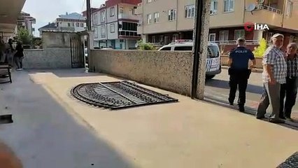 Devrilen demir kapının altında kalan çocuk yaralandı