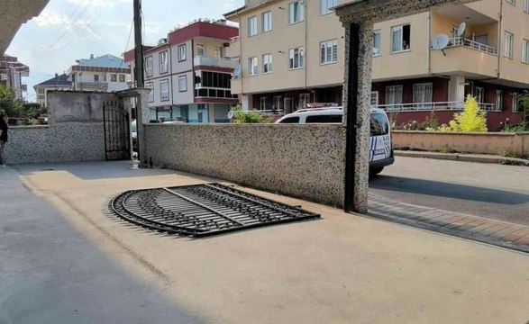 Devrilen demir kapının altında kalan çocuk yaralandı