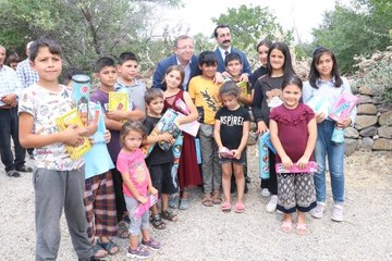 Vali Polat, kendisini köye davet eden çocukların isteğini geri çevirmedi