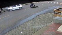 Câmera de Segurança flagra o momento da colisão entre moto e automóvel no Bairro Interlagos