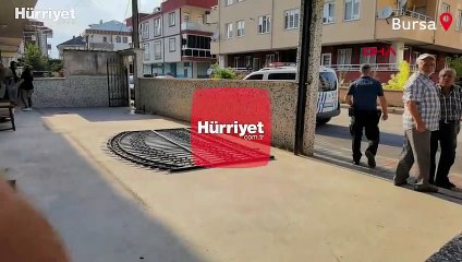 Devrilen demir kapının altında kalan çocuk yaralandı