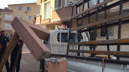 Burdur haberleri: SİTENİN GİRİŞİNDEKİ BETON KEMER KAMYONETİN ÜZERİNE DEVRİLDİ 2 YARALI