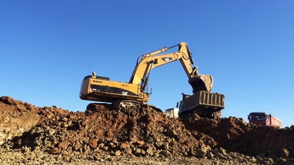 Caterpillar 385C LME Excavator  Loading Trucks_1080p