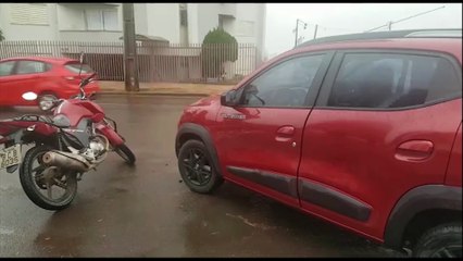 Carro e moto se envolvem em acidente no Centro de Cascavel