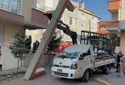 Üzerine beton blok düşen kamyonetteki 2 kişi yaralandı