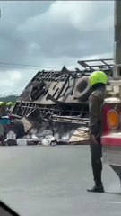 Bière gratuite pour tout le monde... Camion retourné en colombie