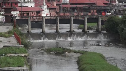 Nepal'in sembollerinden Bagmati Nehri siyaha büründü
