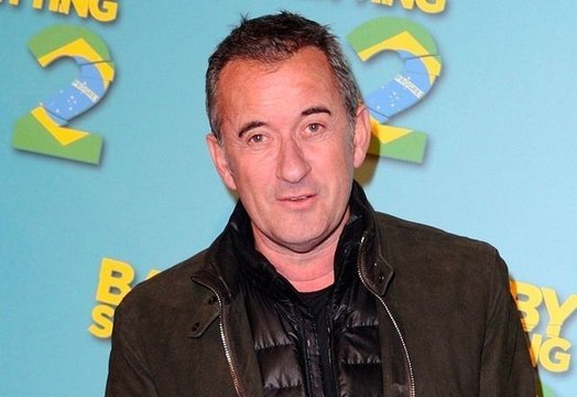 La main de l’animateur Christophe Dechavanne dans un état très inquiétant : photo choc à l’appui !