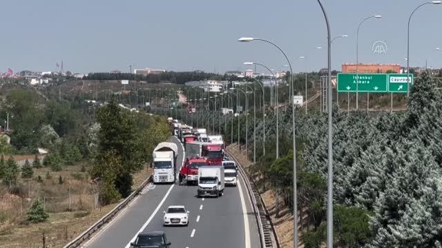 Hurda yüklü tırın lastiğinde çıkan yangın söndürüldü