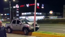 Una camioneta chocó anoche contra una luminaria, en López Mateos, justo en frente de Punto Sur