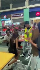 Banquera pide matrimonio a su novio motorista en pleno centro comercial