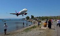طائرة تمر بالقرب من رؤوس سياح في اليونان