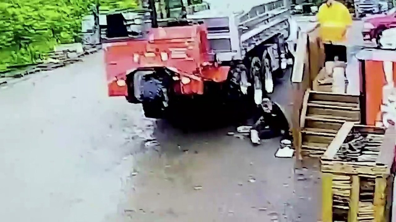 WEIRD THINGS CAUGHT ON SECURITY CAMERAS!