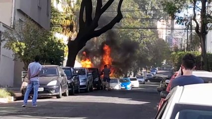 Carro pega fogo no bairro Gutierrez, em Belo Horizonte
