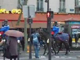 La Garde Républicaine sur l'avenue Daumesnil à Paris