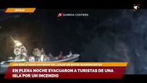 En plena noche evacuaron a turistas de una isla por un incendio