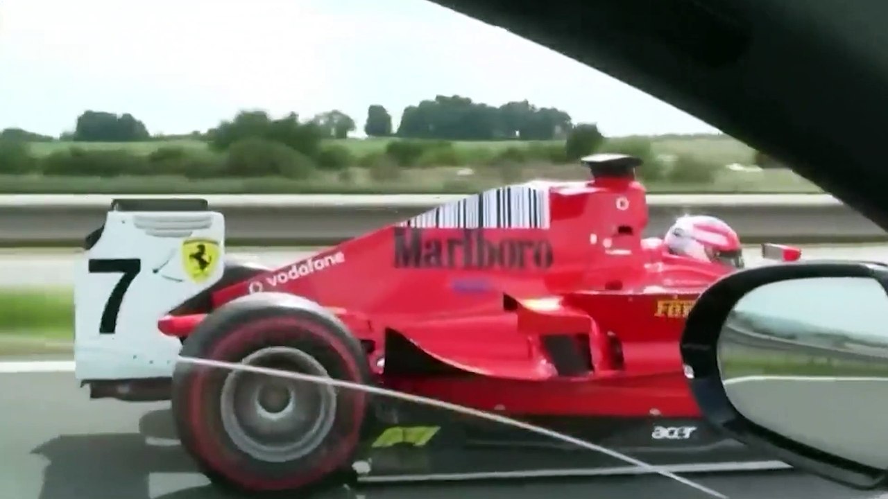 Carro de Fórmula 1 acelerando em rodovia? Quase isso; entenda