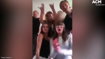 Descargar video: Finland PM Sanna Marin parties with her friends | August 19, 2022 | ACM