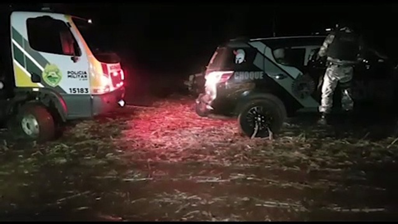 Carro é destruído pelas chamas na PR-486