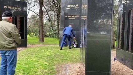 Rick McCarthy OAM lays a wreath down for Vietnam Veterans Day - Thursday, August 18, 2022 - Southern Highland News