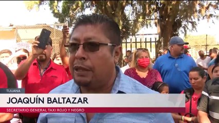 Cientos de conductores de taxis se manifestaron hoy en Tijuana para que no les quiten su ruta.