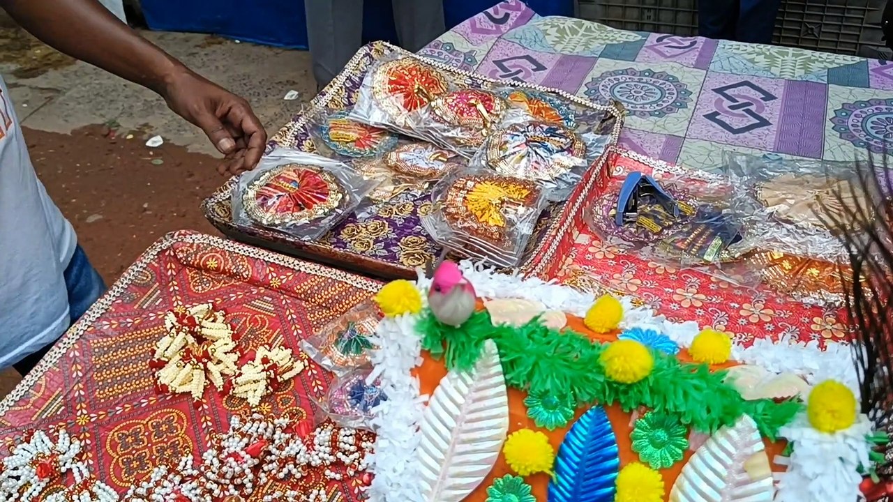 Chandannagar Laxmiganj bazar ghure asar por Jnmasthami r torjor start korlam