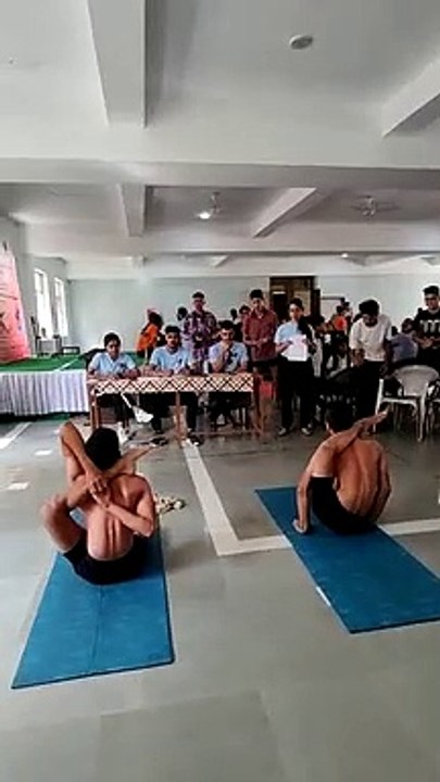 जयपुर में योगा प्रतियोगिता में ऐसे प्रतिभा दिखा रहे प्रतियोगी...