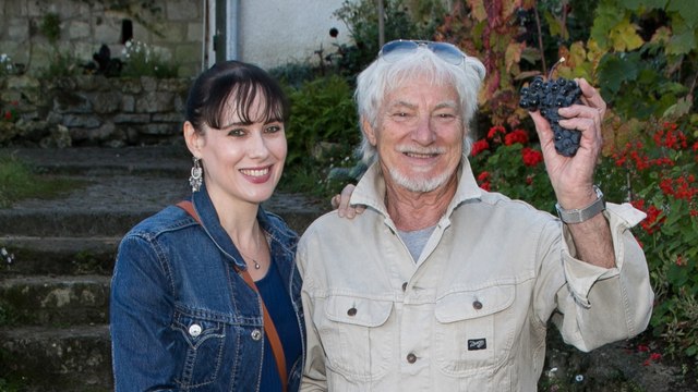 GALA VIDEO - Hugues Aufray : “double vie”, jeune compagne… Le point sur sa vie sentimentale