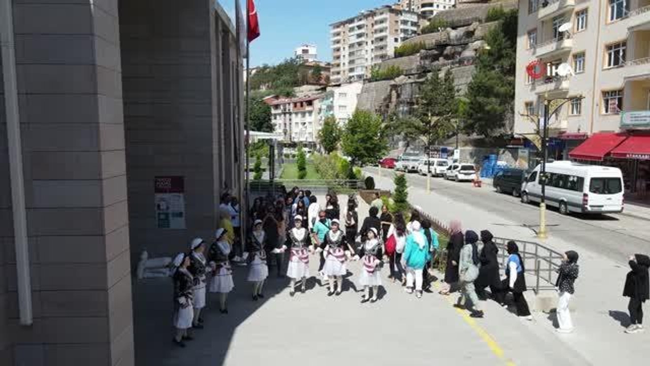 Gümüşhane haber | Gümüşhane'ye gelen Batmanlı genç kızlar, davul zurnayla karşılandı