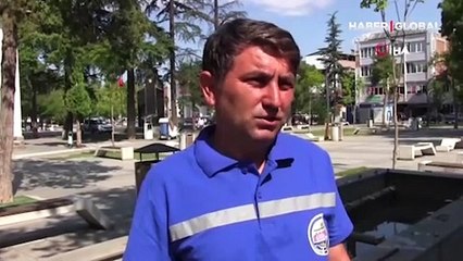 Susuz kalan köpeğe kayıtsız kalmadı... Elleriyle içirdi