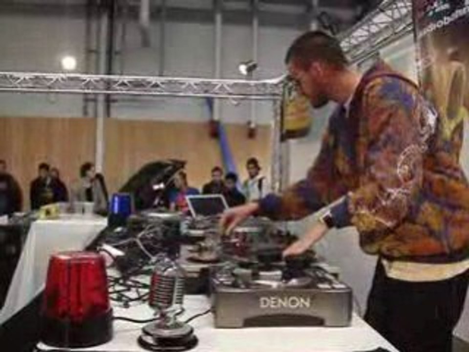 DJ Battle au stand Kicker France du Paris Tuning Show 2008