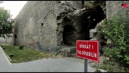 Tarihi surlara yakışmayan görüntü! #Diyarbakır