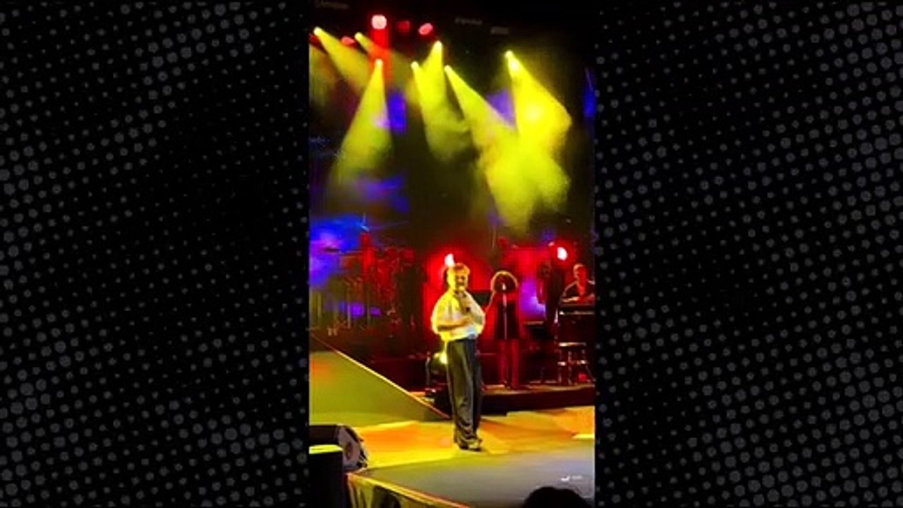 Konserinde bol pantolon giyen Kenan Doğulu, alay konusu oldu