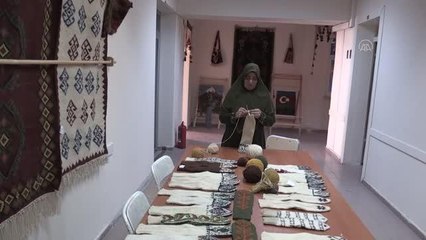 Kadınlar "yün çorap dokumacılığı"nı üniversite öncülüğünde yürütüyor